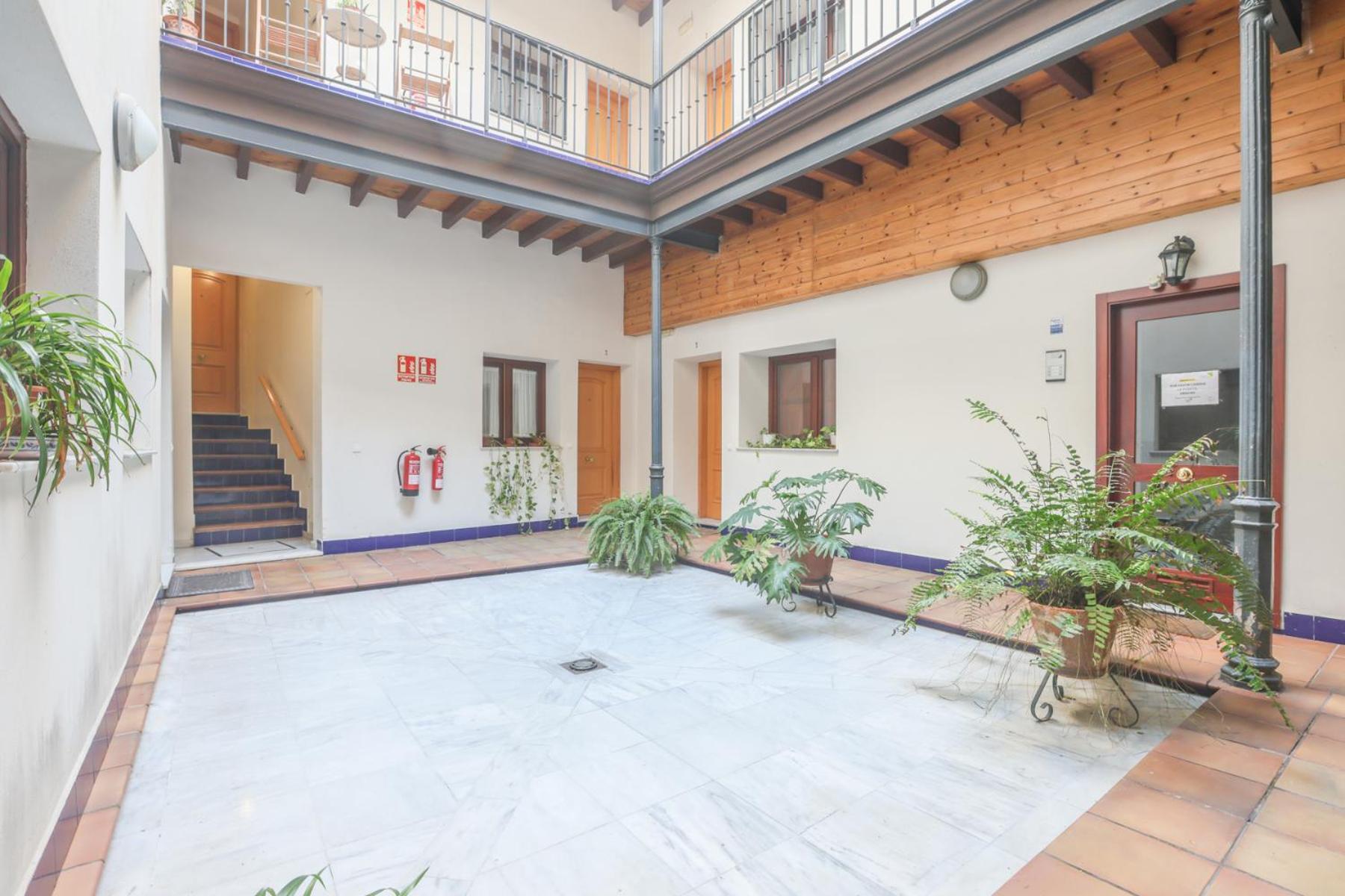Galindo Center Premium Suites, Free Parking Sevilla Bagian luar foto